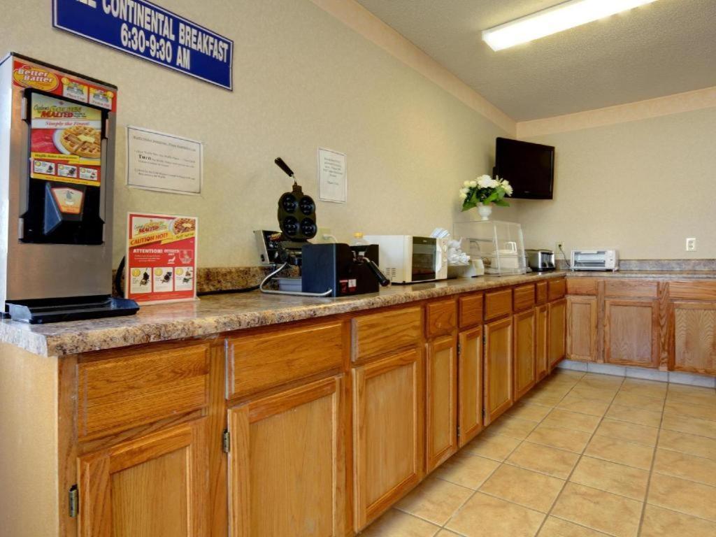 Americas Best Value Inn & Suites Macon Exterior photo